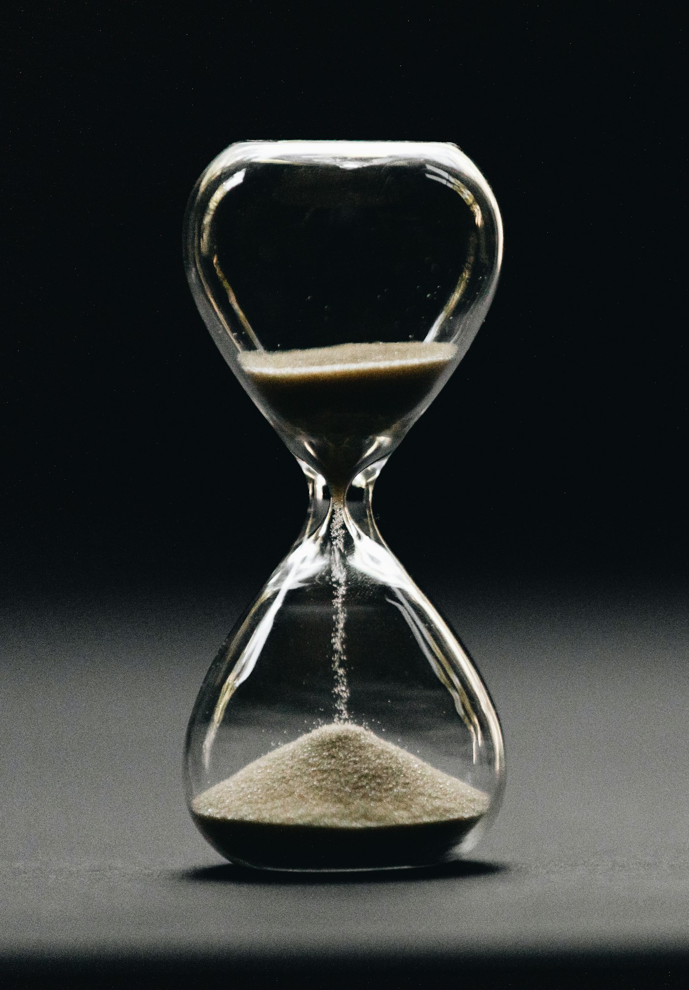 Hourglass, continuous bidirectional flow between two reservoirs